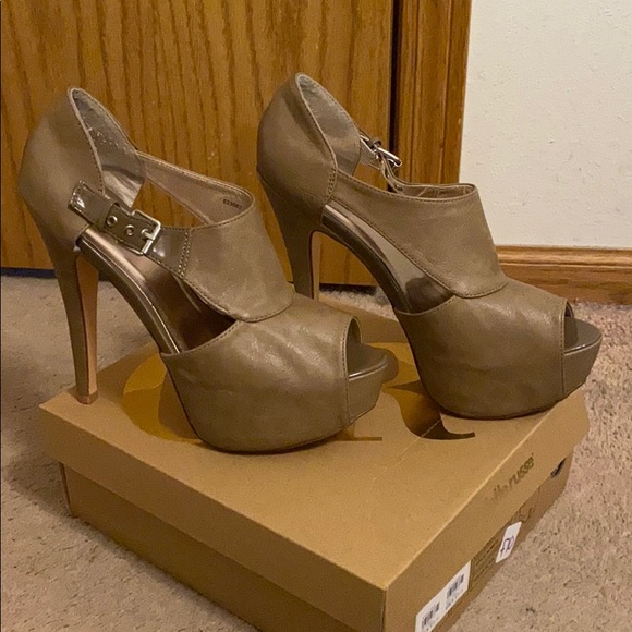 Heels - Picture 2 of 5